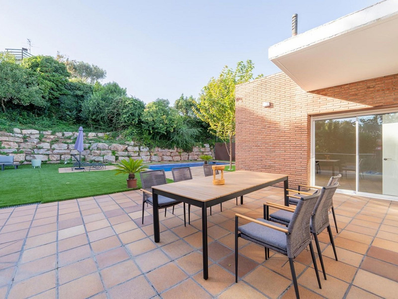 High-End Contemporary Villa with Garden and Pool in Sant Cugat del Valles, Barcelona. Photo:  50