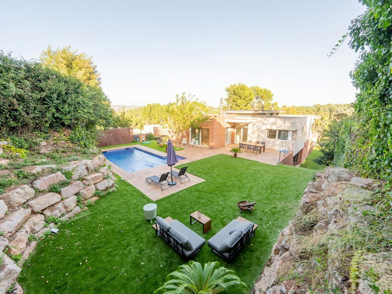 High-End Contemporary Villa with Garden and Pool in Sant Cugat del Valles, Barcelona. Photo:  56