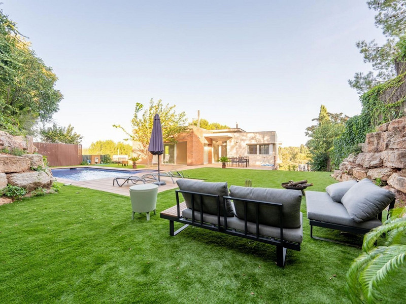 High-End Contemporary Villa with Garden and Pool in Sant Cugat del Valles, Barcelona. Photo:  55