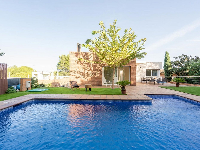 High-End Contemporary Villa with Garden and Pool in Sant Cugat del Valles, Barcelona. Photo:  54