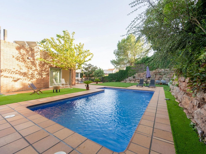High-End Contemporary Villa with Garden and Pool in Sant Cugat del Valles, Barcelona. Photo:  53