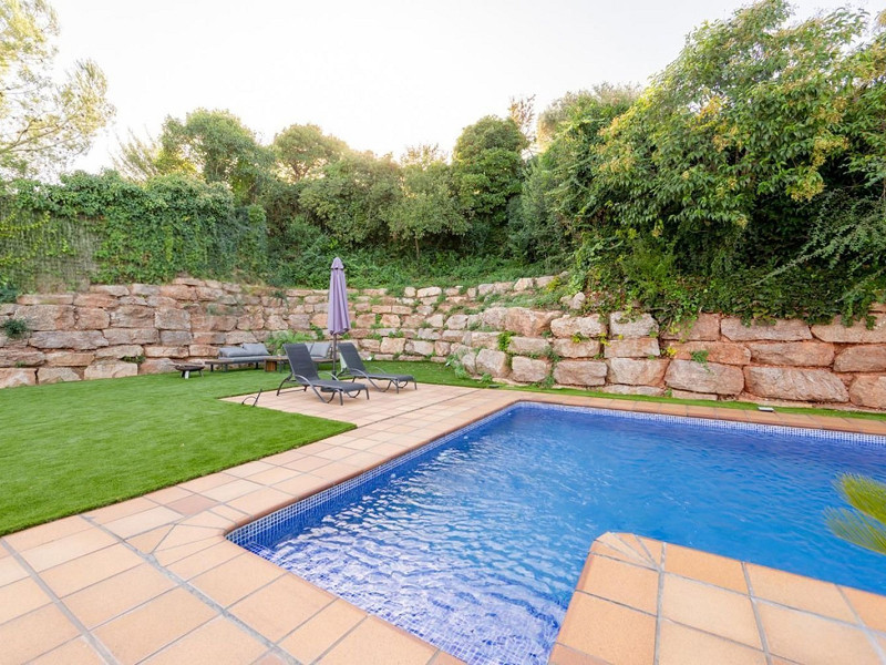 High-End Contemporary Villa with Garden and Pool in Sant Cugat del Valles, Barcelona. Photo:  52