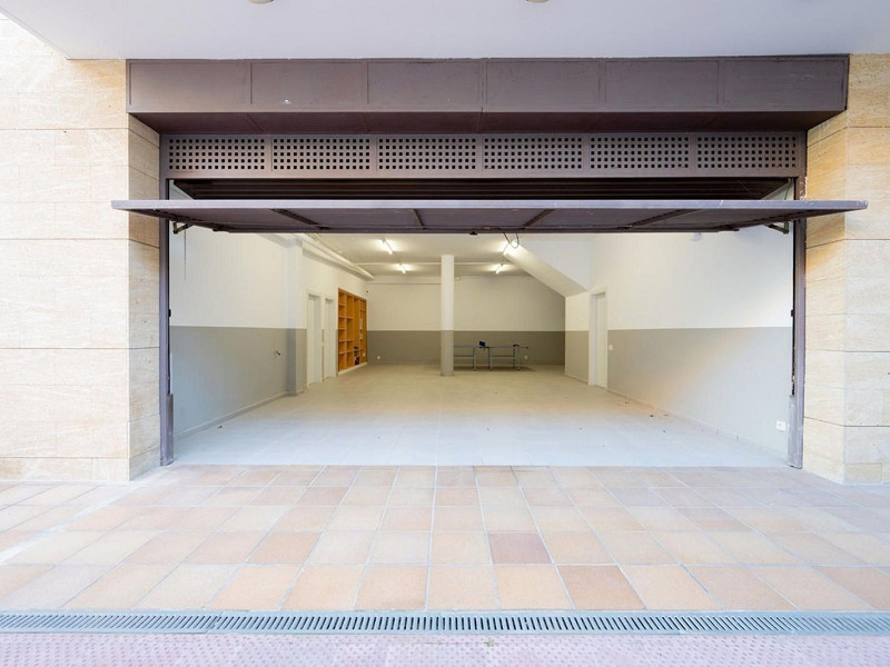 High-End Contemporary Villa with Garden and Pool in Sant Cugat del Valles, Barcelona. Photo:  60