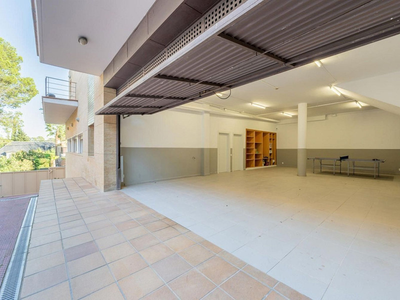 High-End Contemporary Villa with Garden and Pool in Sant Cugat del Valles, Barcelona. Photo:  59