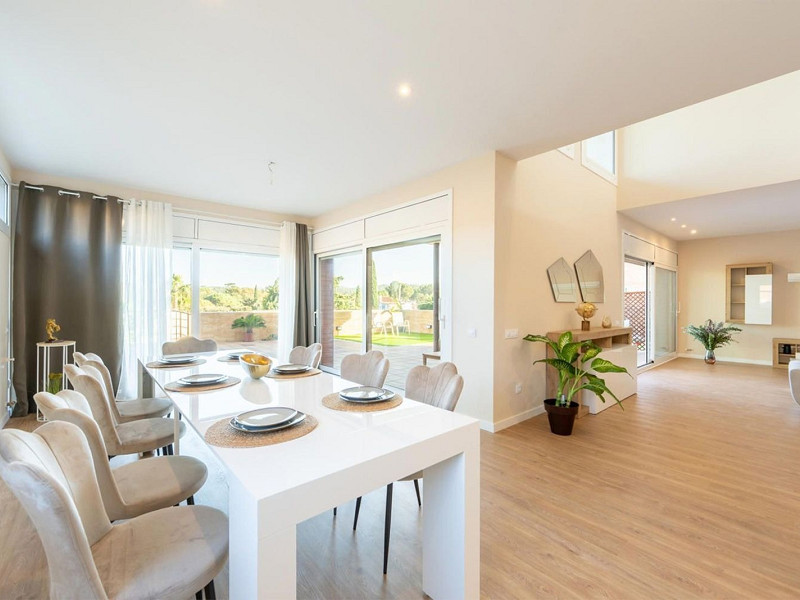 High-End Contemporary Villa with Garden and Pool in Sant Cugat del Valles, Barcelona. Photo:  58