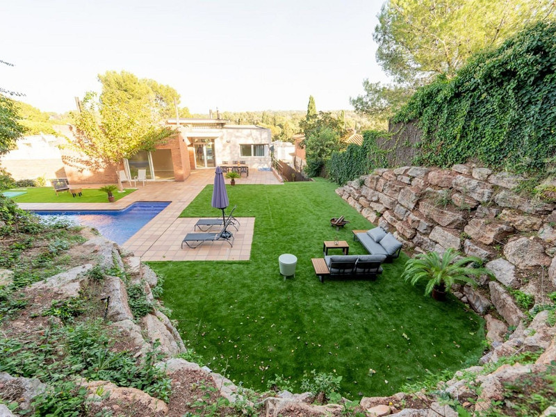 High-End Contemporary Villa with Garden and Pool in Sant Cugat del Valles, Barcelona. Photo:  57