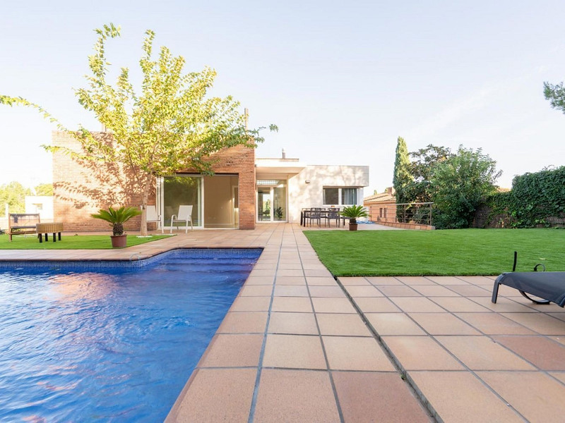 High-End Contemporary Villa with Garden and Pool in Sant Cugat del Valles, Barcelona