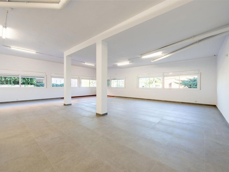 High-End Contemporary Villa with Garden and Pool in Sant Cugat del Valles, Barcelona. Photo:  62