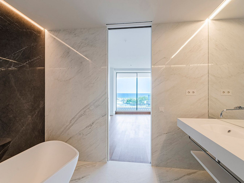 Элитная новостройка на первой линии моря в Диагональ Мар, Барселоне. Фото:  9