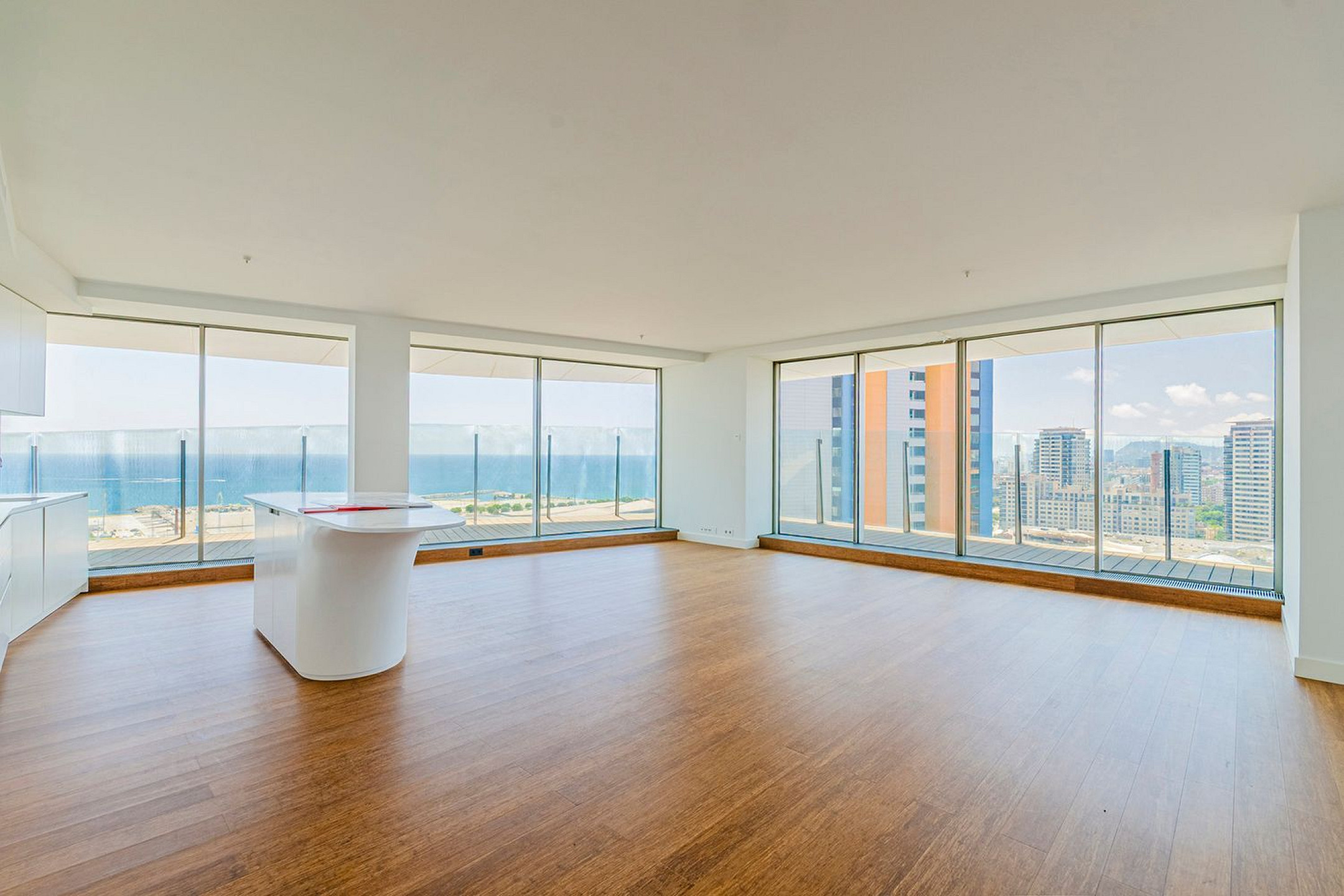 Элитная новостройка на первой линии моря в Диагональ Мар, Барселона