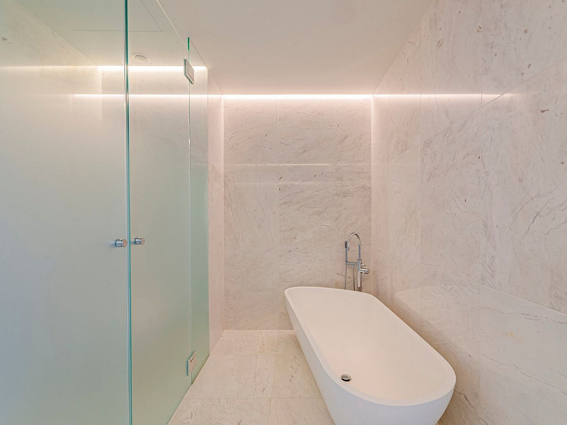 Элитная новостройка на первой линии моря в Диагональ Мар, Барселона. Фото:  18