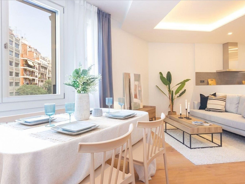 Роскошная квартира с утончённым дизайном на улице Касанова, Барселона. Фото:  1