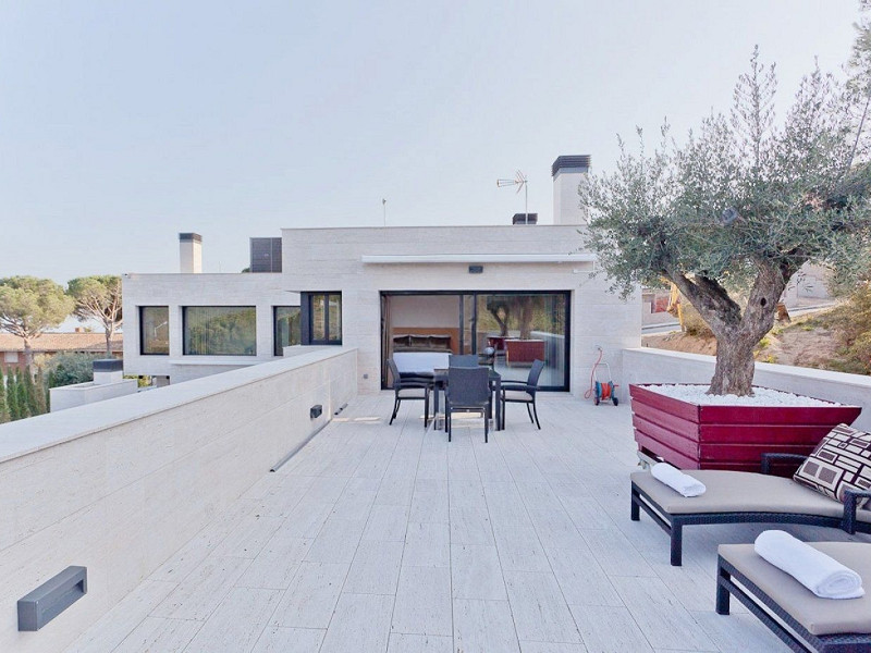 Дизайнерская вилла с видом на море в Сант-Андреу-де-Льяванерас, Барселона. Фото:  20