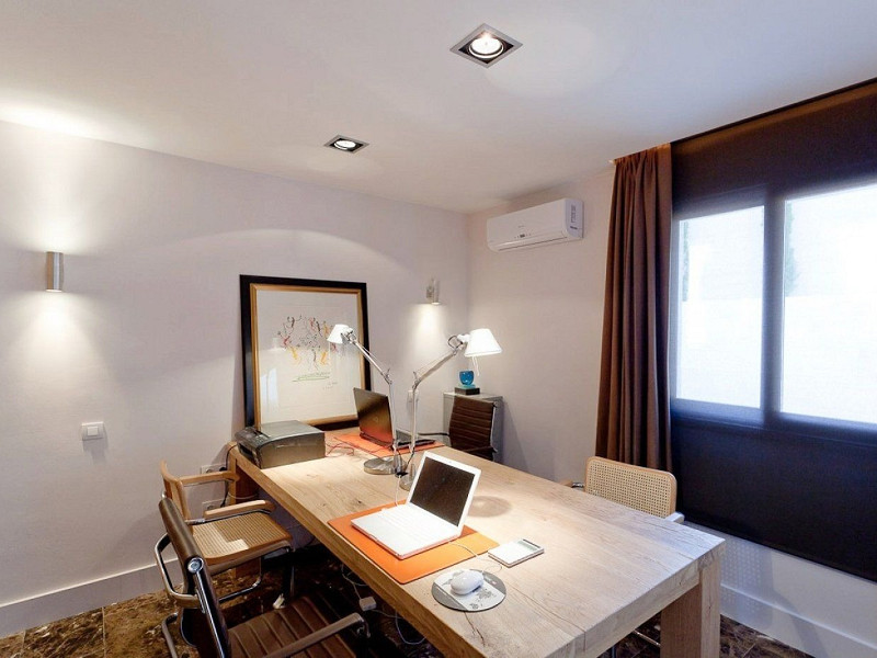 Дизайнерская вилла с видом на море в Сант-Андреу-де-Льяванерас, Барселона. Фото:  17