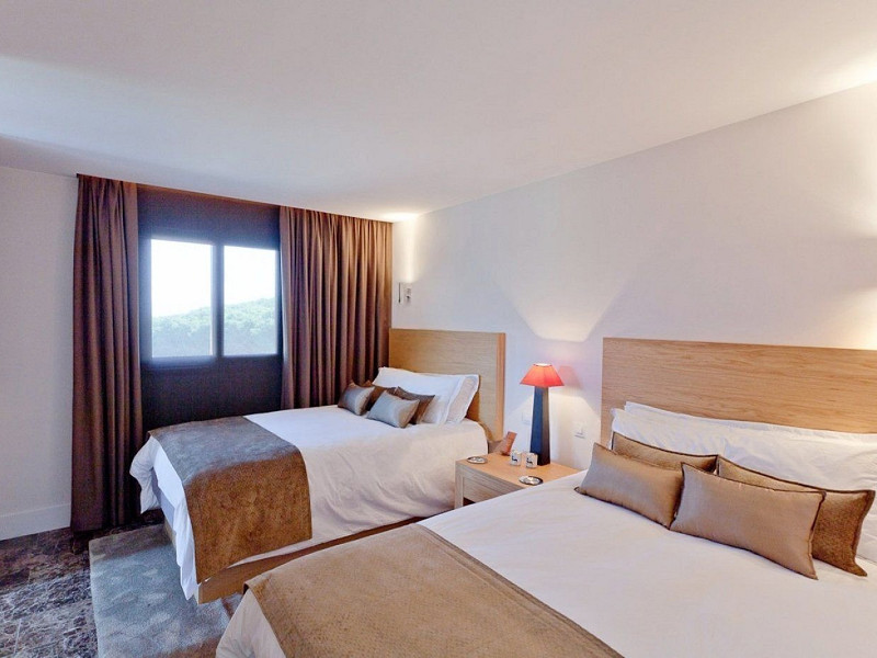 Дизайнерская вилла с видом на море в Сант-Андреу-де-Льяванерас, Барселона. Фото:  16