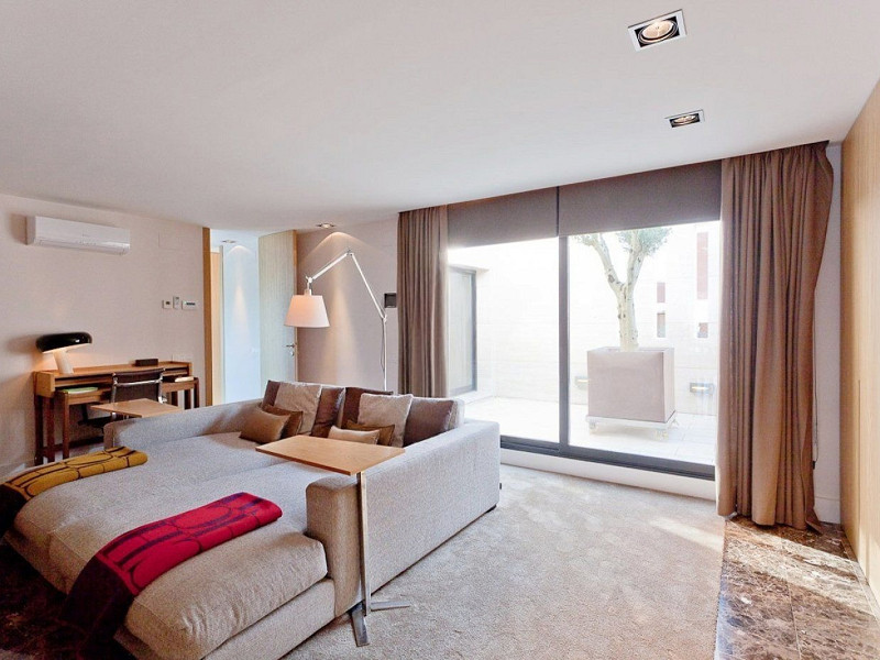 Дизайнерская вилла с видом на море в Сант-Андреу-де-Льяванерас, Барселона. Фото:  15