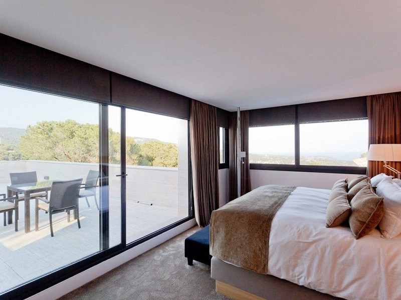 Дизайнерская вилла с видом на море в Сант-Андреу-де-Льяванерас, Барселона. Фото:  14