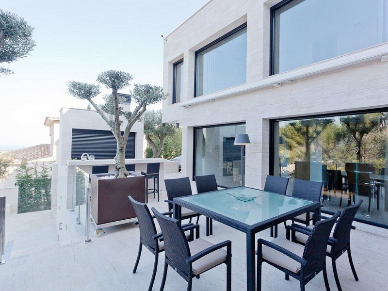 Дизайнерская вилла с видом на море в Сант-Андреу-де-Льяванерас, Барселона. Фото:  21