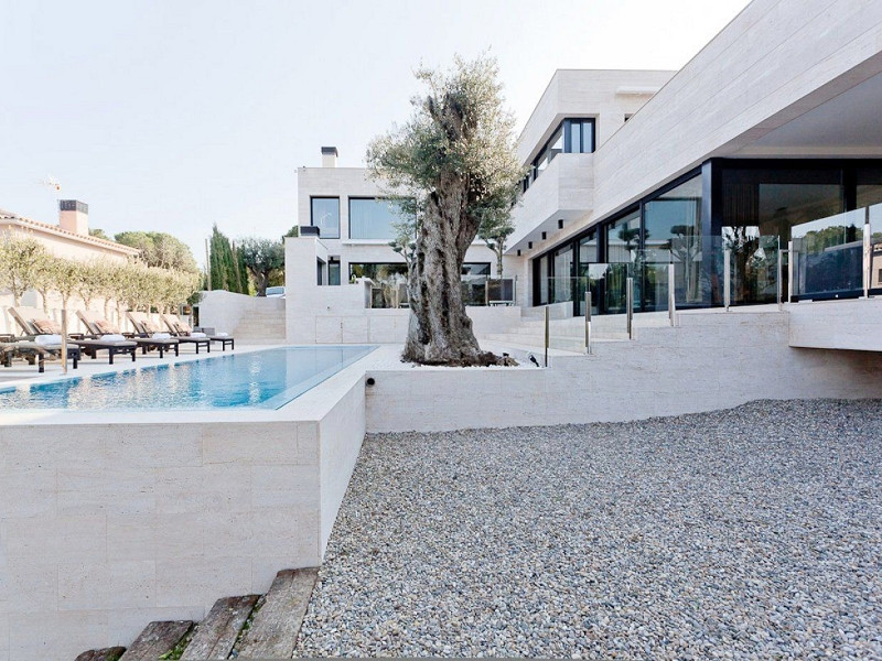 Дизайнерская вилла с видом на море в Сант-Андреу-де-Льяванерас, Барселона. Фото:  5