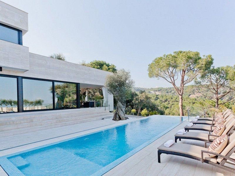 Дизайнерская вилла с видом на море в Сант-Андреу-де-Льяванерас, Барселона. Фото:  1