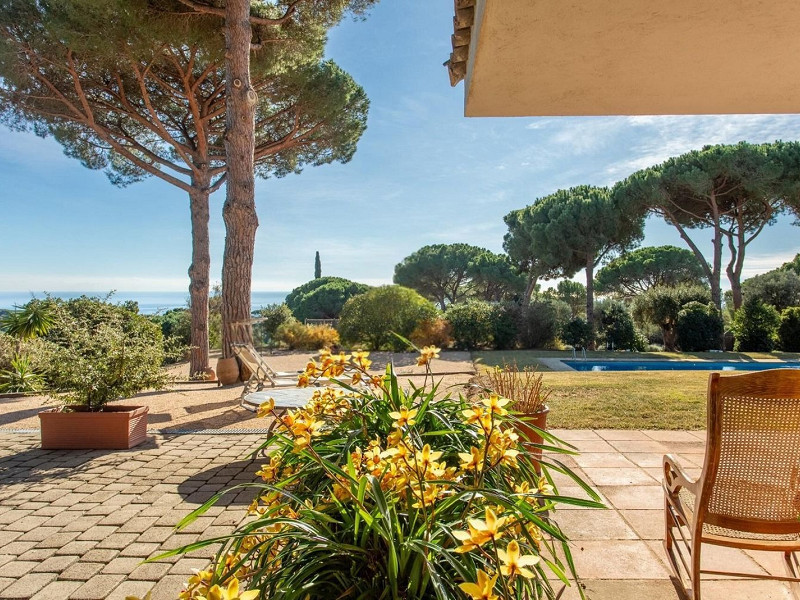 Средиземноморская одноэтажная вилла с видом на море в Сант-Андреу-де-Льяванерас, Барселона