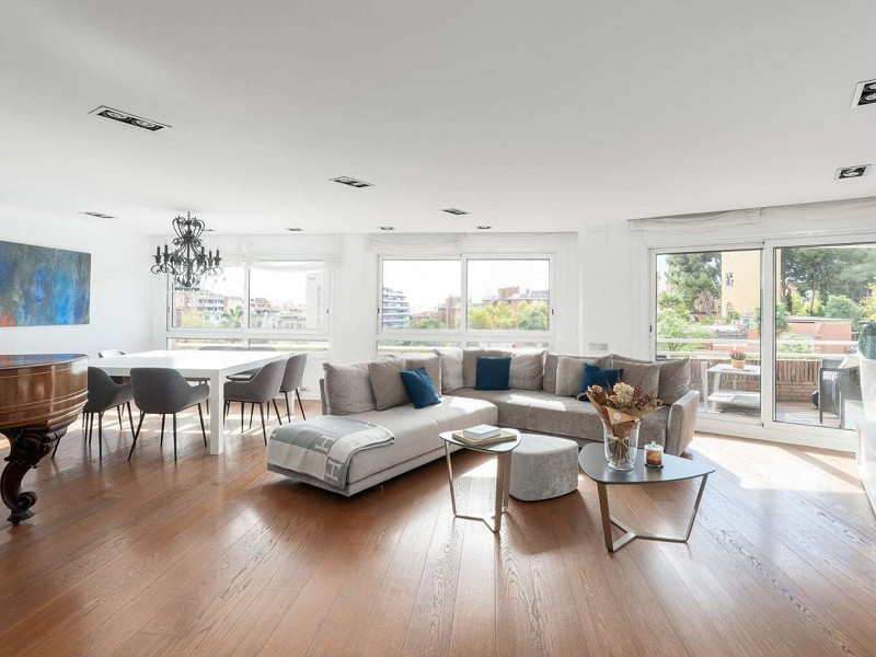 Duplex Penthouse with Expansive Terrace and Private Pool in Sarria, Barcelona. Photo:  2