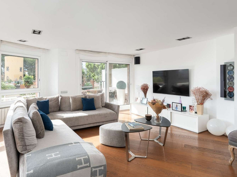 Duplex Penthouse with Expansive Terrace and Private Pool in Sarria, Barcelona. Photo:  3