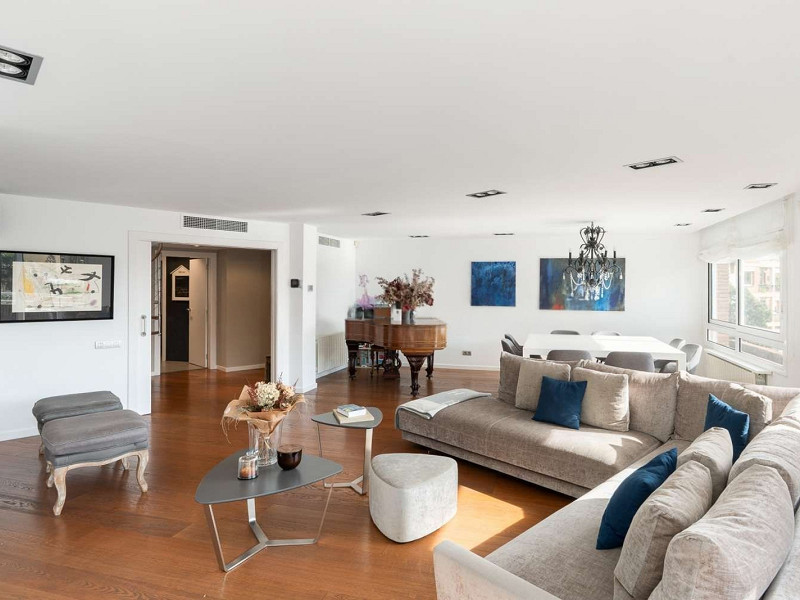 Duplex Penthouse with Expansive Terrace and Private Pool in Sarria, Barcelona. Photo:  4