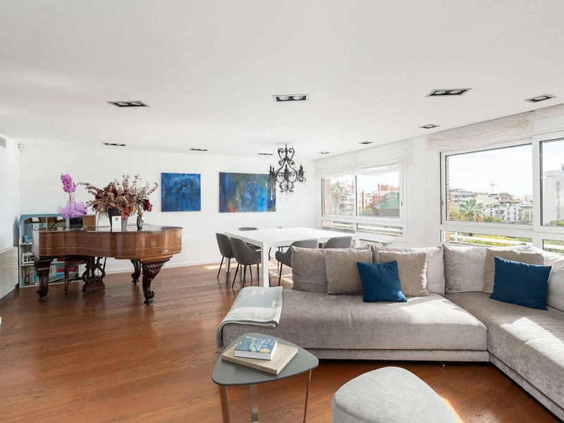 Duplex Penthouse with Expansive Terrace and Private Pool in Sarria, Barcelona. Photo:  5