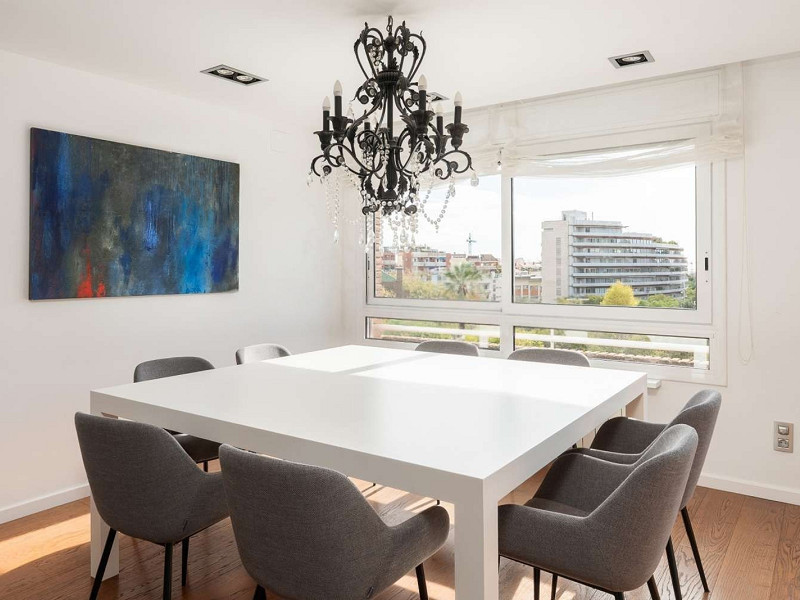 Duplex Penthouse with Expansive Terrace and Private Pool in Sarria, Barcelona. Photo:  7