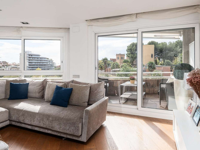 Duplex Penthouse with Expansive Terrace and Private Pool in Sarria, Barcelona. Photo:  9