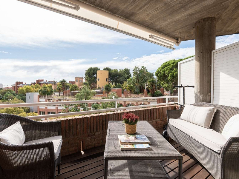 Duplex Penthouse with Expansive Terrace and Private Pool in Sarria, Barcelona. Photo:  10