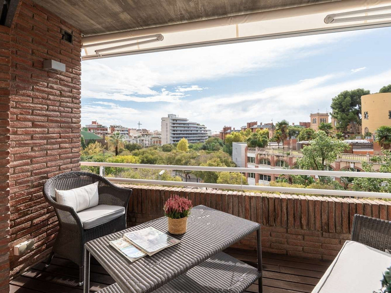 Duplex Penthouse with Expansive Terrace and Private Pool in Sarria, Barcelona. Photo:  12