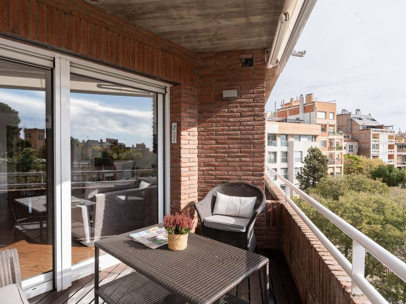 Duplex Penthouse with Expansive Terrace and Private Pool in Sarria, Barcelona. Photo:  13