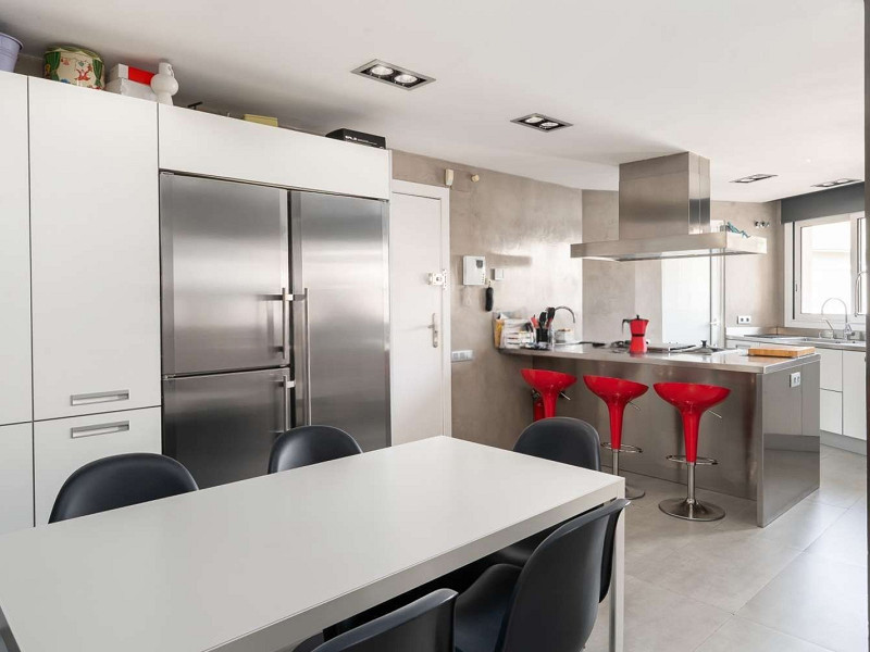 Duplex Penthouse with Expansive Terrace and Private Pool in Sarria, Barcelona. Photo:  15