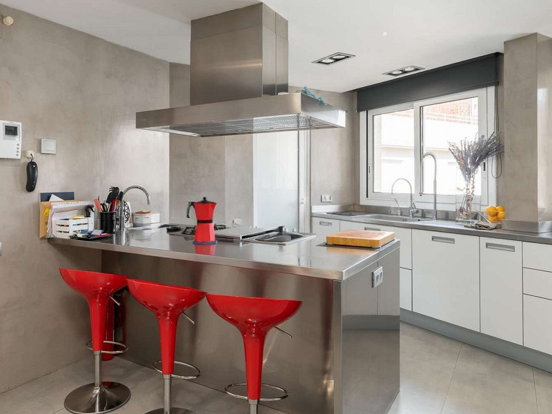 Duplex Penthouse with Expansive Terrace and Private Pool in Sarria, Barcelona. Photo:  16