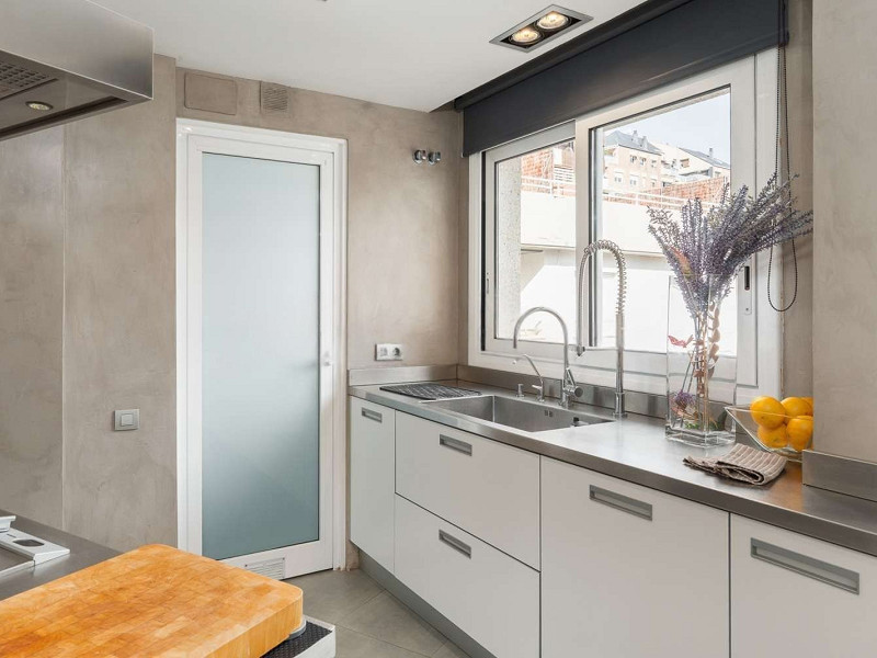 Duplex Penthouse with Expansive Terrace and Private Pool in Sarria, Barcelona. Photo:  17