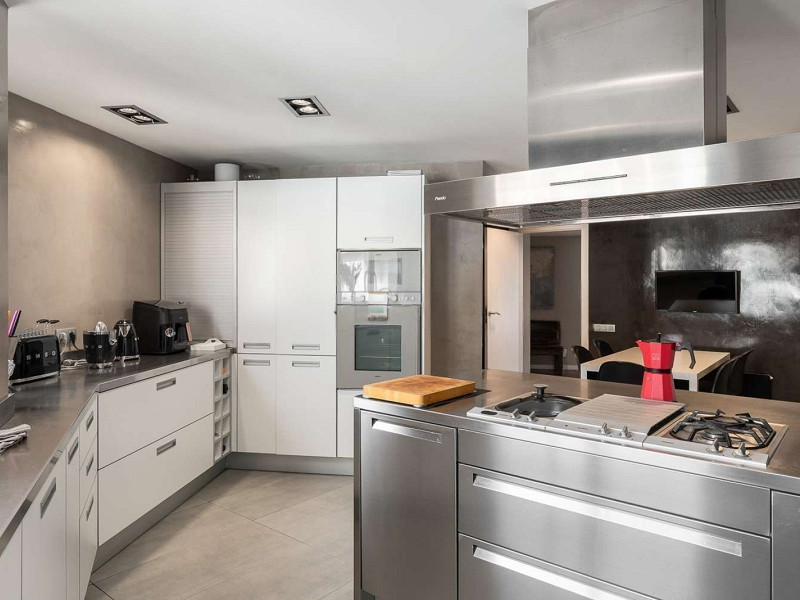 Duplex Penthouse with Expansive Terrace and Private Pool in Sarria, Barcelona. Photo:  18