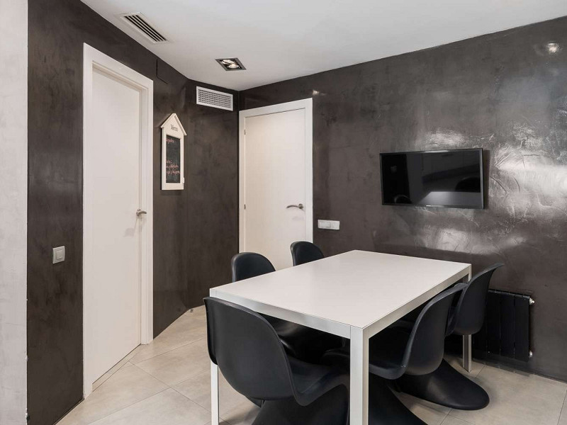 Duplex Penthouse with Expansive Terrace and Private Pool in Sarria, Barcelona. Photo:  19