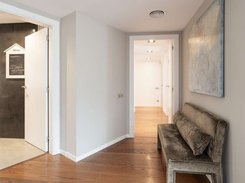 Duplex Penthouse with Expansive Terrace and Private Pool in Sarria, Barcelona. Photo:  20