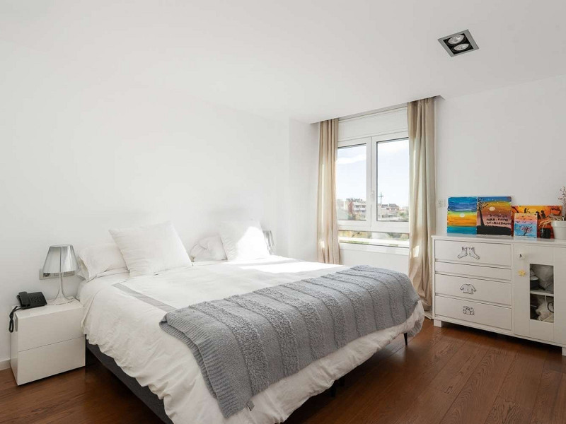 Duplex Penthouse with Expansive Terrace and Private Pool in Sarria, Barcelona. Photo:  22