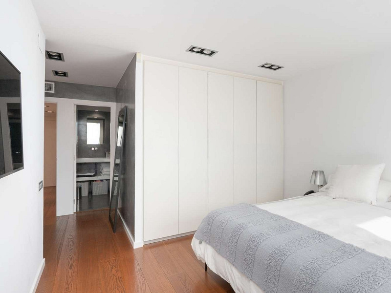 Duplex Penthouse with Expansive Terrace and Private Pool in Sarria, Barcelona. Photo:  23