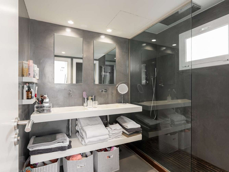 Duplex Penthouse with Expansive Terrace and Private Pool in Sarria, Barcelona. Photo:  24