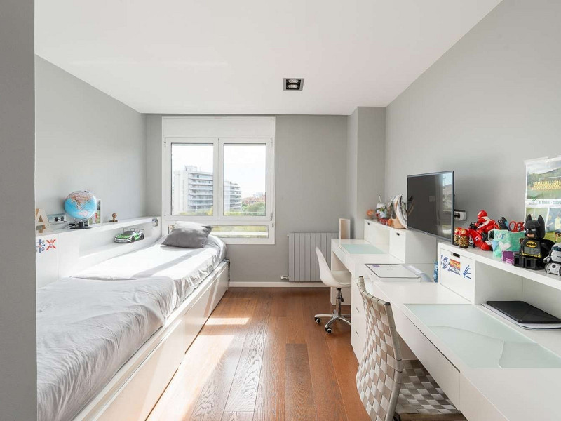 Duplex Penthouse with Expansive Terrace and Private Pool in Sarria, Barcelona. Photo:  25