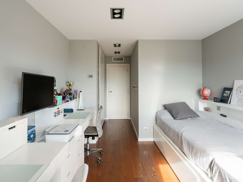 Duplex Penthouse with Expansive Terrace and Private Pool in Sarria, Barcelona. Photo:  26