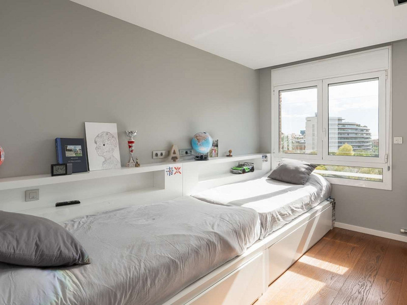 Duplex Penthouse with Expansive Terrace and Private Pool in Sarria, Barcelona. Photo:  27