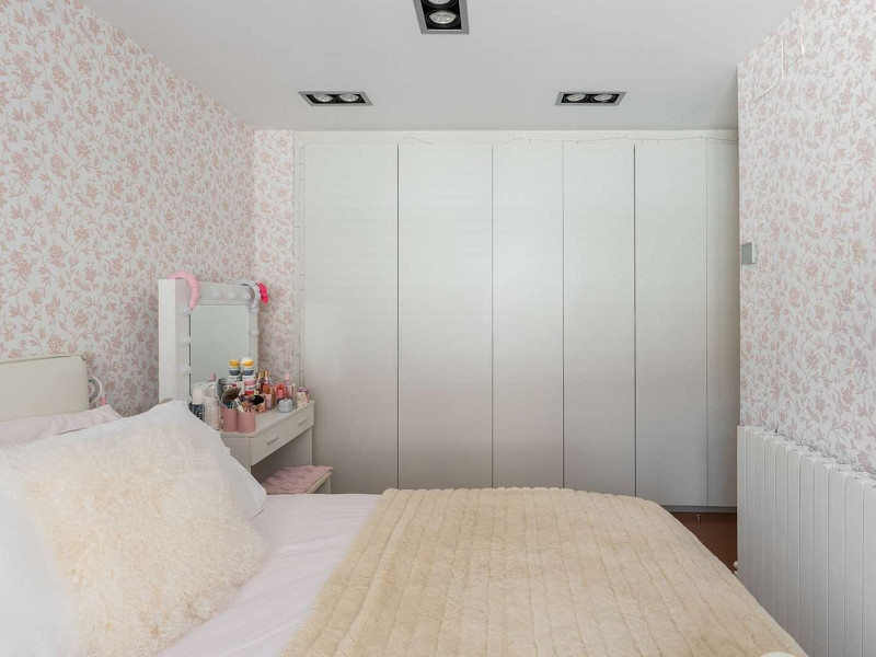 Duplex Penthouse with Expansive Terrace and Private Pool in Sarria, Barcelona. Photo:  28