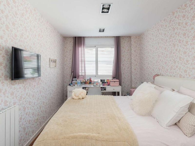 Duplex Penthouse with Expansive Terrace and Private Pool in Sarria, Barcelona. Photo:  29