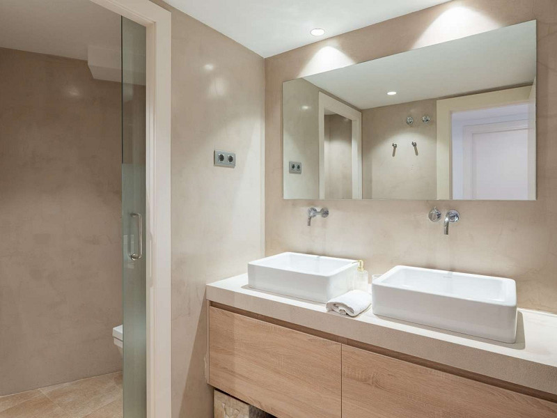 Duplex Penthouse with Expansive Terrace and Private Pool in Sarria, Barcelona. Photo:  30