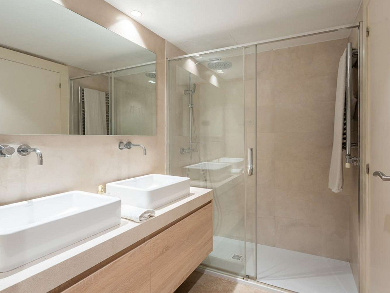 Duplex Penthouse with Expansive Terrace and Private Pool in Sarria, Barcelona. Photo:  32